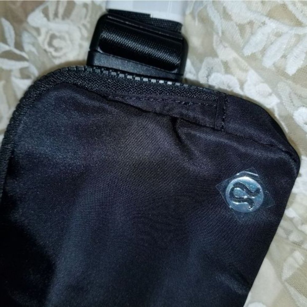 Lululemon Everywhere Belt Bag 1L Original Strap Black Nwt - Picture 11 of 14